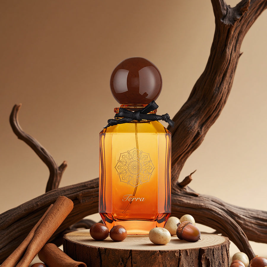 Warm gourmand perfume with woody and nutty notes, cozy and rich scent
